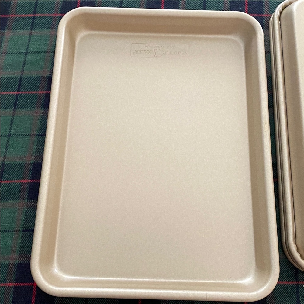 4- Nordic Ware Gold Non-Stick Quarter Sheet Pans - Picture 8 of 9